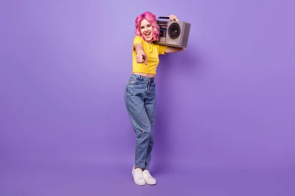 Full length photo of young girl happy positive smile κρατήστε το boombox point finger που απομονώσατε σε βιολετί χρώμα φόντο — Φωτογραφία Αρχείου