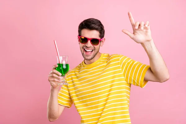 Retrato de cara alegre atraente bebendo bebida se divertindo dançando fim de semana isolado sobre cor pastel rosa fundo — Fotografia de Stock