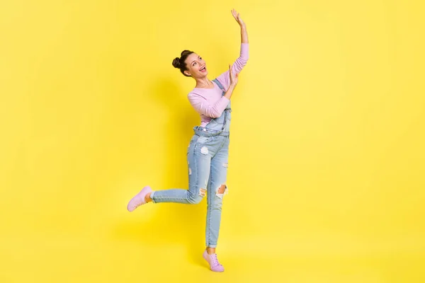 Foto de la señora inspirada en el sueño stand tiptoe dance look vacío espacio desgaste jeans general zapatillas aislado fondo amarillo — Foto de Stock