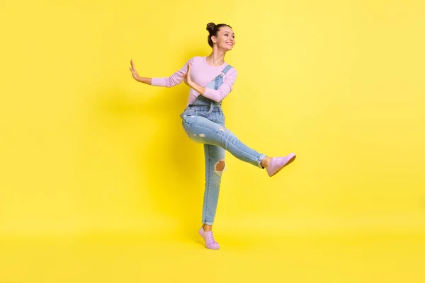 Foto de longitud completa de linda encantadora mujer joven usar denim baile general aislado color amarillo fondo — Foto de Stock