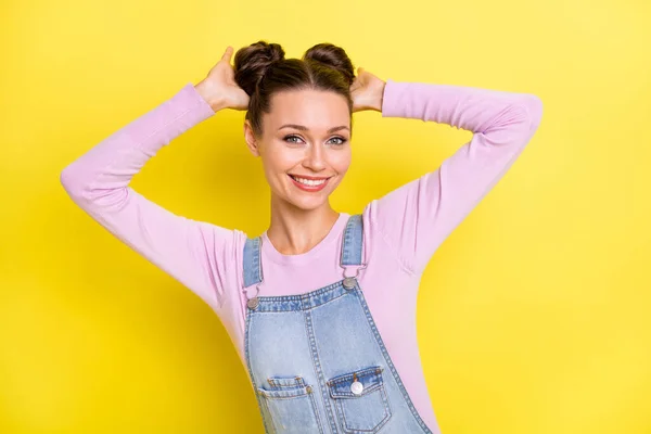 Foto von süßen charmante junge Frau tragen Jeans insgesamt lächelnde Arme Kopf isoliert gelbe Farbe Hintergrund — Stockfoto