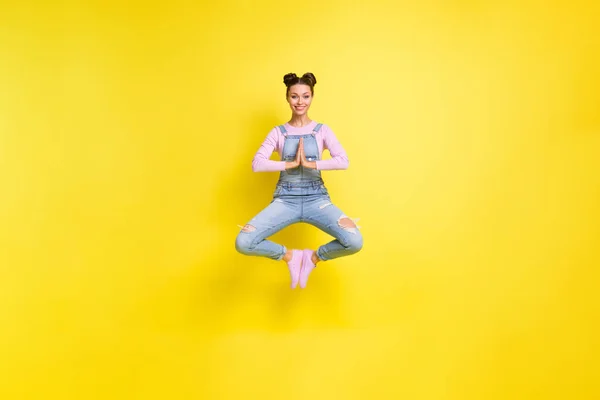 Foto de tamaño completo de alegre joven activa cogida de las manos aplaudir saltar aire aislado om brillo amarillo color fondo —  Fotos de Stock