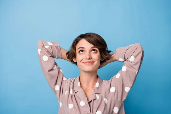 Arriba arriba de ángulo alto ver foto de la mujer bastante joven cogida de la mano detrás de la cabeza mirada copyspace aislado sobre fondo de color azul —  Fotos de Stock