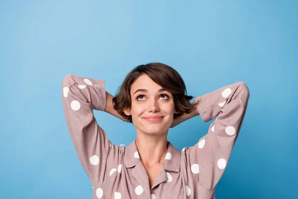 Topo alto acima ângulo vista foto de jovem sonhador linda alegre sorrindo menina pronto para dormir isolado no fundo de cor azul — Fotografia de Stock