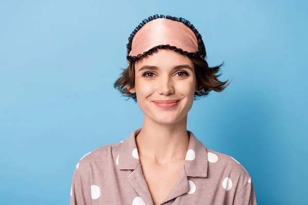 Foto di giovane ragazza attraente felice sorriso positivo indossare maschera occhio prima di coricarsi isolato su sfondo di colore blu — Foto Stock