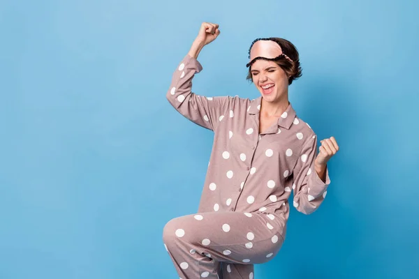 Фото победительницы счастливой женщины поднять кулаки носить пижаму изолированы на пастельно-голубом фоне — стоковое фото