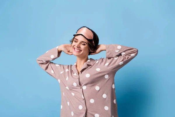 Foto di giovane ragazza attraente felice sorriso positivo sveglia mattina godere isolato su sfondo di colore blu — Foto Stock