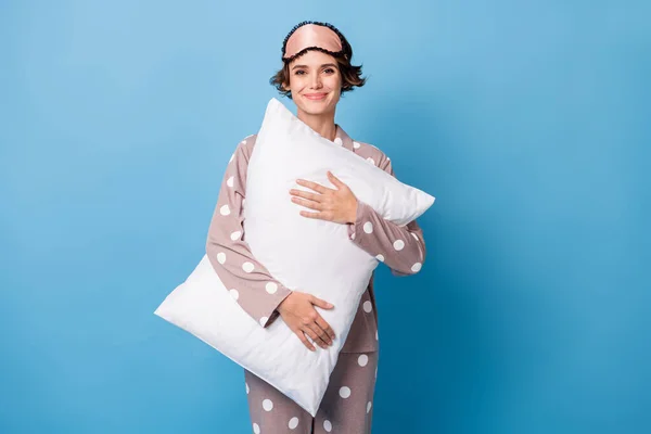 Foto di giovane ragazza attraente felice sorriso positivo abbracciare cuscino ora di andare a letto isolato su sfondo di colore blu — Foto Stock