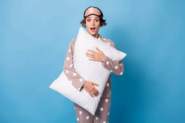 Foto di giovane scioccato stupito sorpreso bella bella ragazza tenere grande cuscino bianco isolato su sfondo di colore blu — Foto Stock
