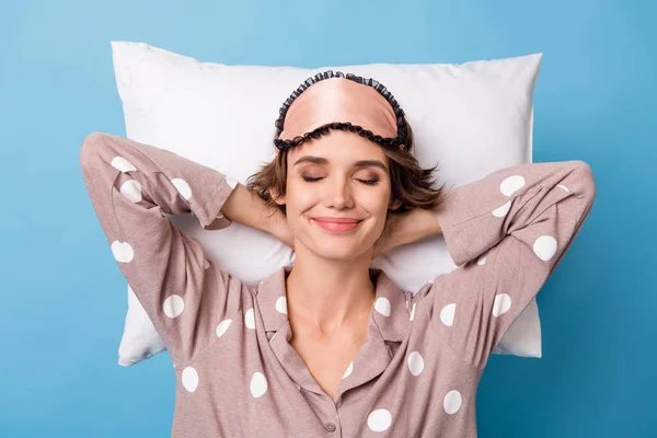 Top alto sopra l'angolo vista foto di giovane sognante ragazza affascinante sorridente in maschera occhi dormire isolato su sfondo di colore blu — Foto Stock