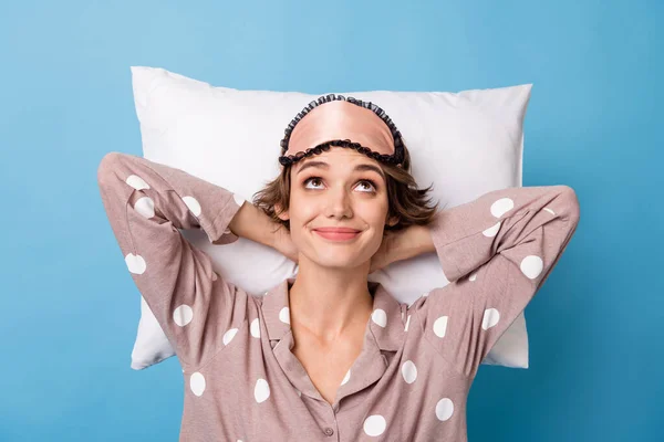 Top sopra alto angolo vista foto di giovani mani ragazza dietro poggiatesta sogno di coricarsi sguardo vuoto spazio isolato su sfondo di colore blu — Foto Stock