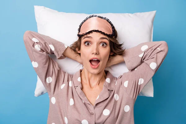 Top foto vista ad alto angolo di giovane felice eccitato ragazza stupita con maschera occhi dormire sul cuscino isolato su sfondo di colore blu — Foto Stock