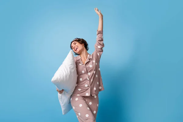 Foto van jong opgewonden meisje gelukkig positief glimlach veel plezier genieten ochtend wakker dragen pyjama geïsoleerd over blauwe kleur achtergrond — Stockfoto