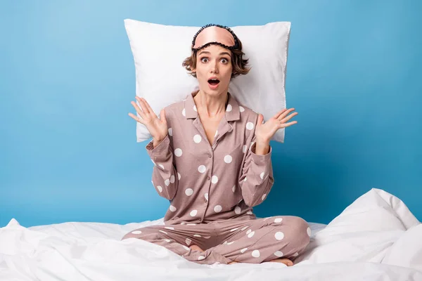 Foto corpo pieno di stupito giovane donna alzare le mani cuscino dietro la testa sedersi coperta isolato su sfondo di colore blu — Foto Stock