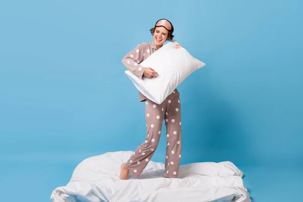 フルサイズの写真のファンキーな幸せな女性遊び枕想像ギタースタンプ毛布裸足着用pajama隔離された青の色の背景 — ストック写真