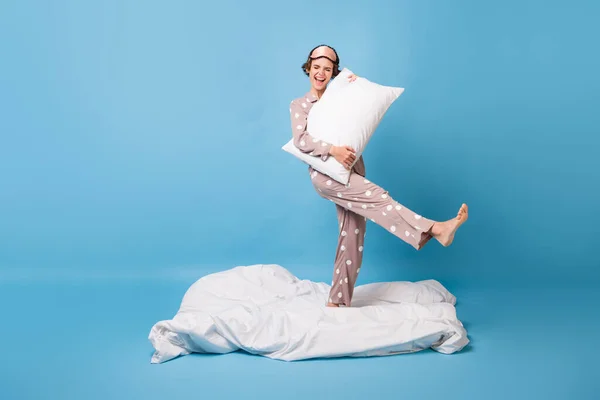 フルボディ写真のファンキーブラウンボブ髪女の子ダンススタンク毛布ホールド枕隔離上青色背景 — ストック写真