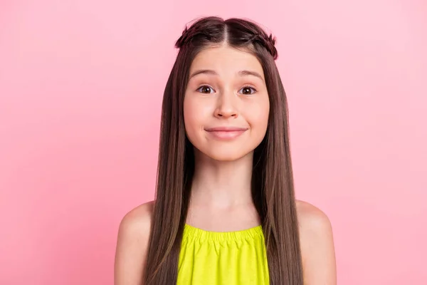 Foto van charmante lieve kleine schoolmeisje gekleed gele outfit glimlachen geïsoleerde roze kleur achtergrond — Stockfoto