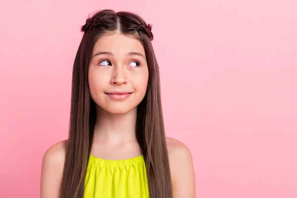 Foto de bonito pré-adolescente menina da escola usar roupas amarelas sorrindo olhando espaço vazio isolado cor rosa fundo — Fotografia de Stock