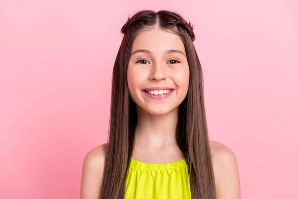 Foto de doce adorável pequena estudante vestida roupa amarela sorrindo isolado cor de fundo rosa — Fotografia de Stock