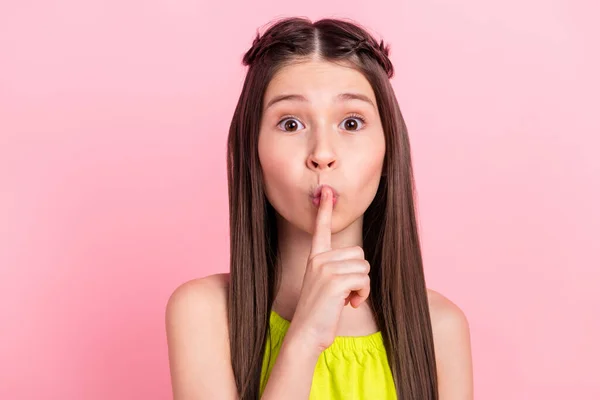 Foto de dulce brillante preadolescente niña de la escuela usar ropa amarilla labios de dedo pedir no contar sus secretos aislado color rosa fondo — Foto de Stock