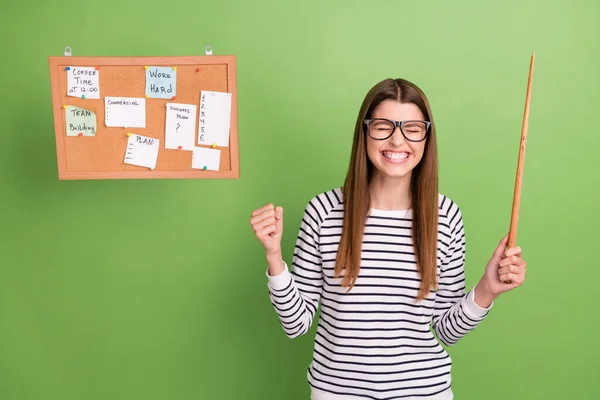 Fénykép a fiatal boldog pozitív nő visel szemüveg hold pont stick start-up mosoly elszigetelt zöld színű háttér — Stock Fotó