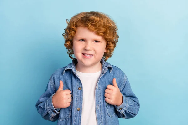 Foto av glad rådgivare liten pojke höja två tummen upp bära jeans jacka isolerad blå färg bakgrund — Stockfoto