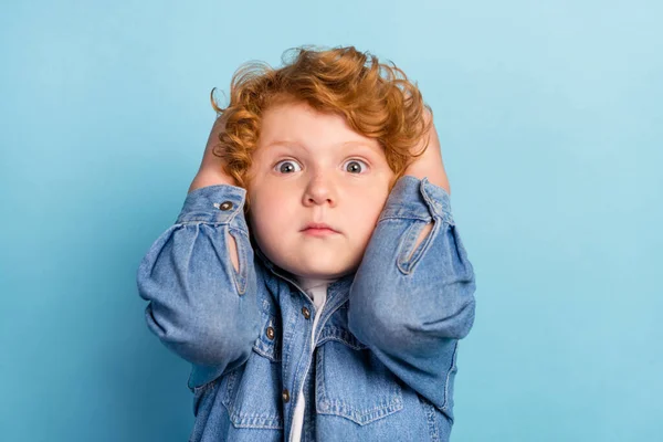 Photo de peur nerveux coupable roux enfant toucher la tête sans voix porter jeans veste isolé fond de couleur bleue — Photo