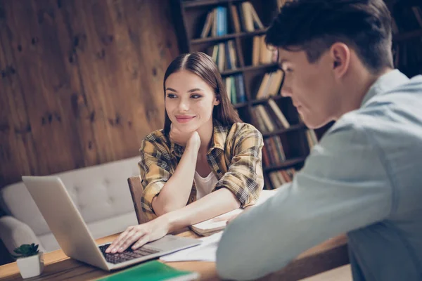 Portret van twee aantrekkelijke vrolijke slimme mensen die een project voorbereiden voor het analyseren van data op zolder industrieel interieur binnenshuis — Stockfoto