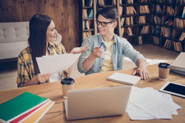 Foto de buen humor sonriendo compañeros de la universidad hablando de examen tienen conversación preparar examen en el interior —  Fotos de Stock