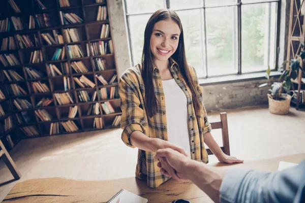 Portret van aantrekkelijk vrolijk meisje schudden hand welkom carrière start menselijk beroep bibliothecaris bij bibliotheek loft industrieel interieur binnen — Stockfoto