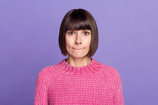 Portré fiatal stresszes depressziós negatív hangulat félelem női pánik kétségbeesett elszigetelt lila színű háttér — Stock Fotó