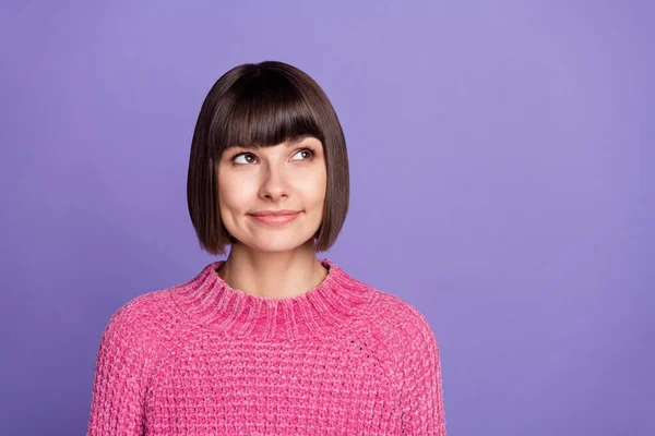 Portrét mladé dobré nálady usmívající se dívka vzhled copyspace snění myšlení zvědavý izolované na fialové barvy pozadí — Stock fotografie