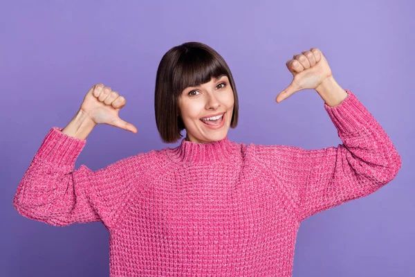 Foto de alegre positiva loca hembra señalando dedo a sí misma auto-recomendar retroalimentación aislada sobre fondo de color violeta —  Fotos de Stock