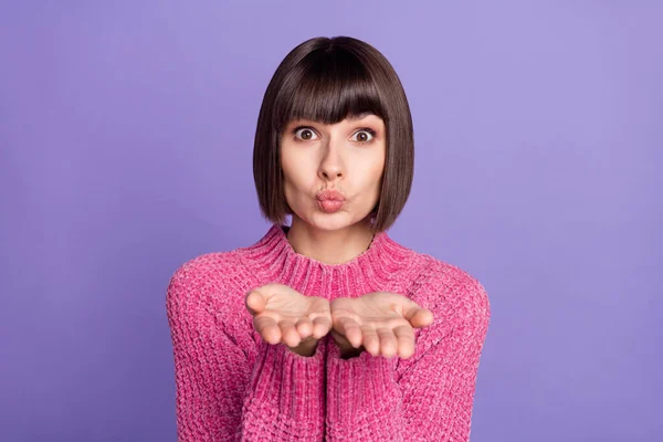 Foto de jovem bela mulher bonita bonita enviar-lhe ar beijo data namorado isolado no fundo cor roxa — Fotografia de Stock