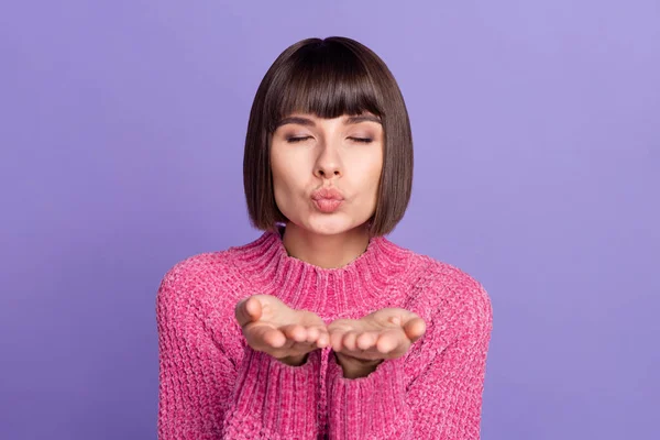 Retrato de joven de buen humor impresionante chica enviarle aire beso coqueta novios coqueta fecha aislada sobre fondo de color púrpura —  Fotos de Stock