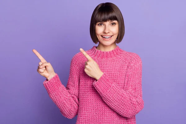 Foto de sorrindo bom humor deslumbrante ponto feminino dedos copyspace anúncio isolado no fundo cor violeta — Fotografia de Stock
