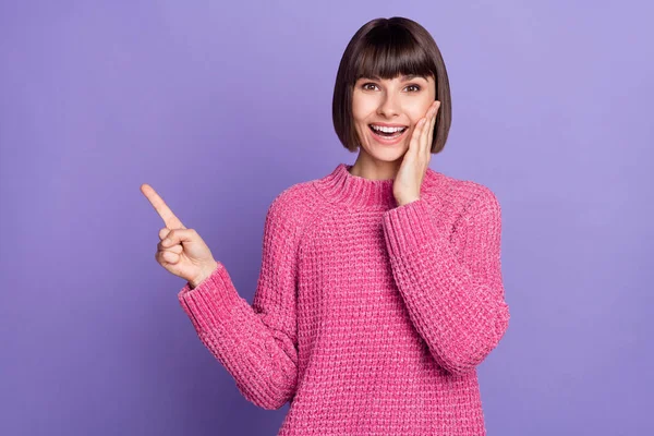 Foto de sorrir animado surpreendido menina toque bochecha publicidade produto recomendação isolado no fundo cor violeta — Fotografia de Stock