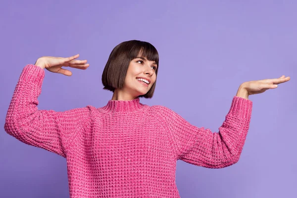 Portrét mladé dobré nálady veselý ženský tanec vzhled copyspace flákání kolem izolované na fialovém pozadí — Stock fotografie