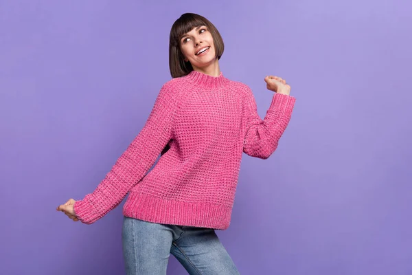 Foto de sorrindo de bom humor mulher alegre olhar copyspace dançando enérgico isolado no fundo cor roxa — Fotografia de Stock