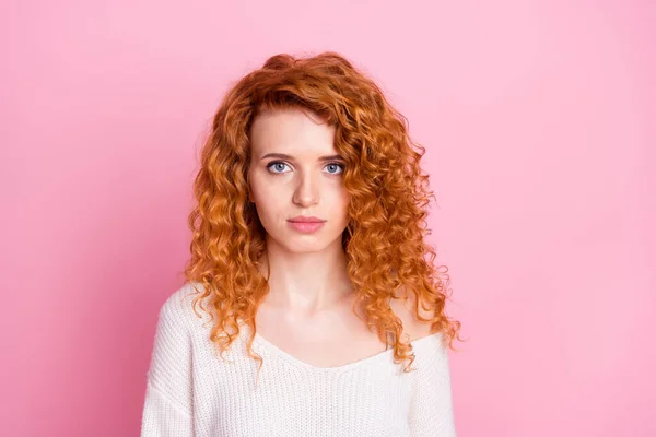 Foto portret van rood haar krullende vrouw met ernstige gezicht geïsoleerd op pastel roze kleur achtergrond — Stockfoto