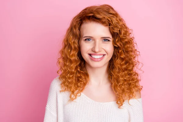 Fényképezés portré vörös hajú göndör nő mosolyog fehér pulóver elszigetelt pasztell rózsaszín háttér — Stock Fotó