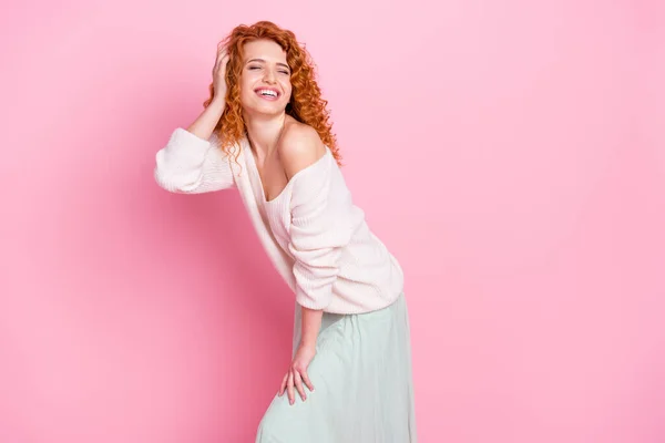 Portrait photo de femme bouclée aux cheveux roux riant dans une tenue glamour isolée sur fond rose pastel — Photo