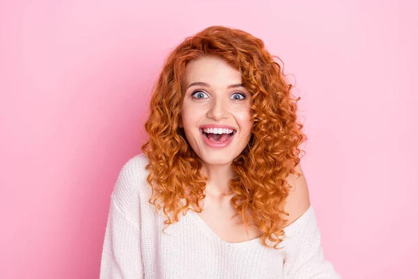 Zdjęcie portret rudych włosów kręcone kobieta patrząc zdumiony z otwartymi ustami uśmiecha się odizolowany na pastelowym różowym tle koloru — Zdjęcie stockowe