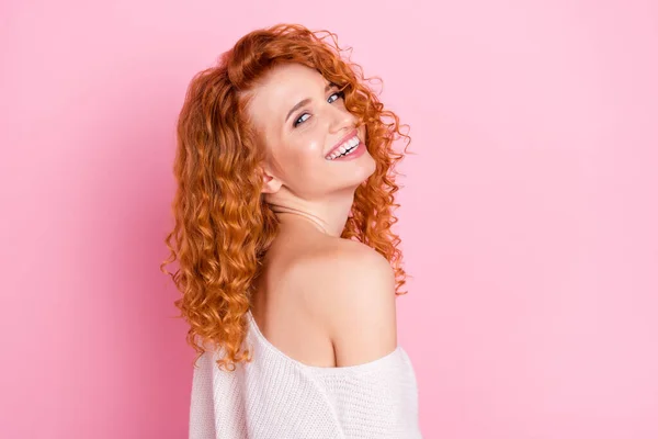 パステルピンクの背景にオフショルダーでスタイリッシュな服で笑う赤い髪の女性の写真の肖像画 — ストック写真