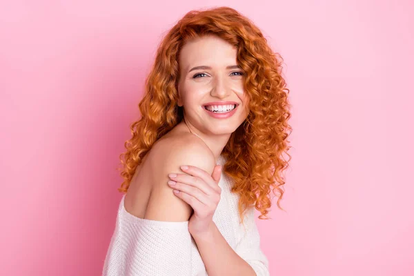 Φωτογραφία πορτρέτο του κόκκινου σγουρά μαλλιά κορίτσι χαμογελώντας συγκινητικό ώμο γέλιο ευτυχισμένη απομονωμένη παστέλ ροζ χρώμα φόντο — Φωτογραφία Αρχείου