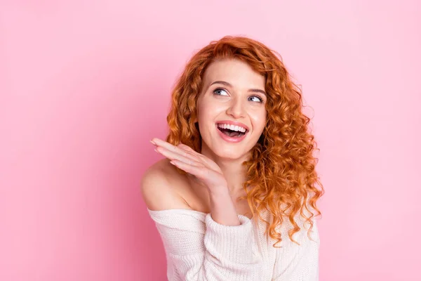 Foto retrato de menina encaracolado sorrindo em suéter com off-ombro sonhador procurando copyspace overjoyed isolado pastel cor-de-rosa fundo — Fotografia de Stock