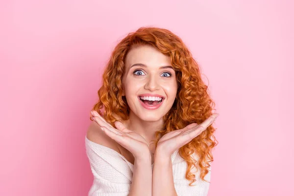 Foto retrato de la chica rizada sonriendo encantado mirando con la boca abierta aislado pastel de color rosa de fondo — Foto de Stock