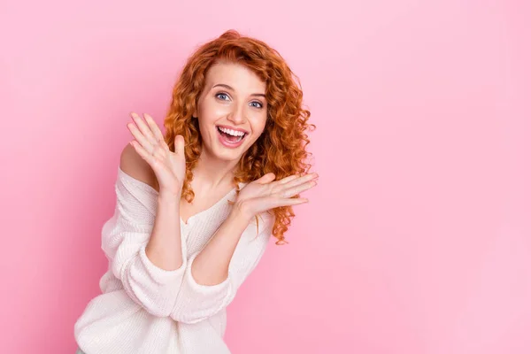 Foto ritratto di ragazza riccia sorridente felicemente stupito ridendo felice isolato pastello colore rosa sfondo con spazio vuoto — Foto Stock