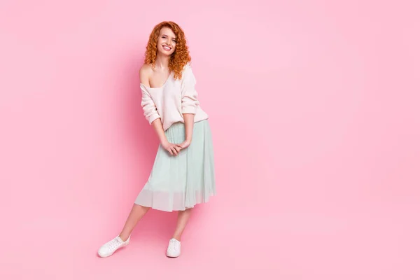 Foto de cuerpo de cuerpo entero de chica bonita con el pelo rojo usando traje de primavera sonriendo feliz aislado sobre fondo de color rosa pastel — Foto de Stock