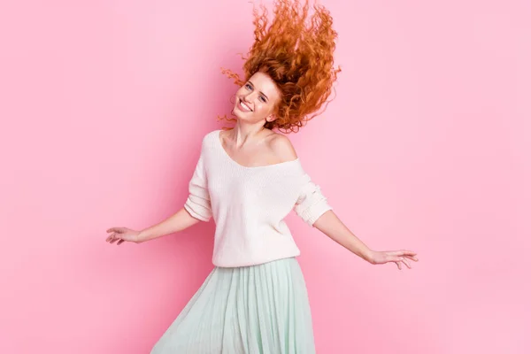 Foto retrato de menina jovem sorrindo cabelo voando no ar vestindo suéter branco primavera estação isolado pastel cor-de-rosa fundo — Fotografia de Stock